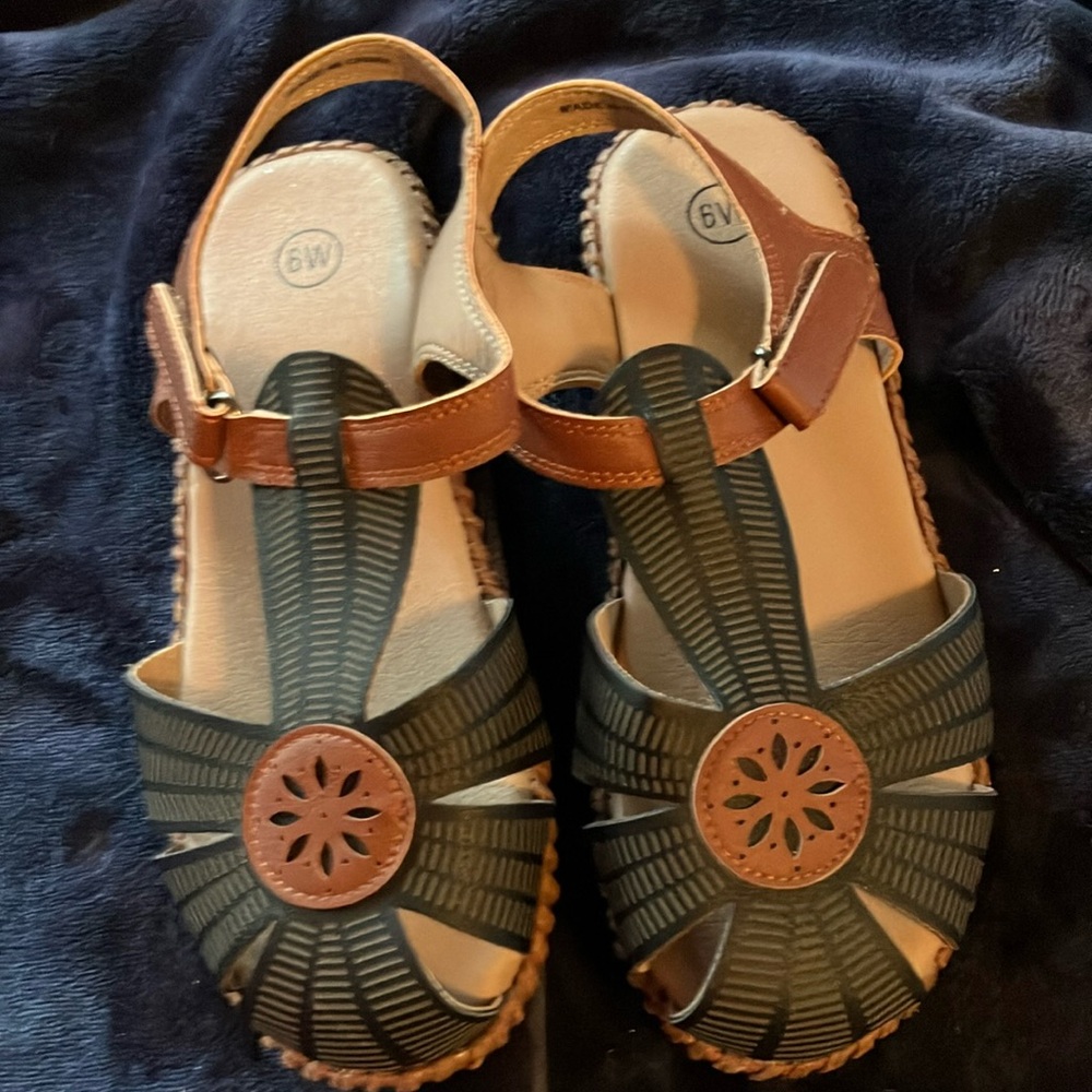 New sandals size 6 W